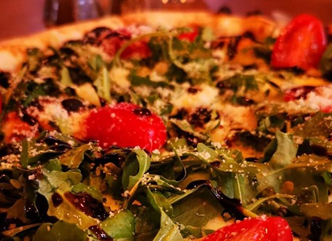 Pizza préparée de manière artisanale Pizza préparée de manière artisanale